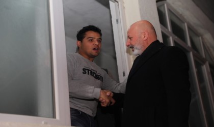 Başkan Çolakbayrakdar, engelli gencin yüzünü güldürdü