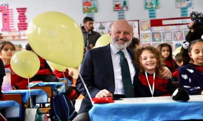 Başkan Çolakbayrakdar, öğrencilerin karne heyecanını paylaştı