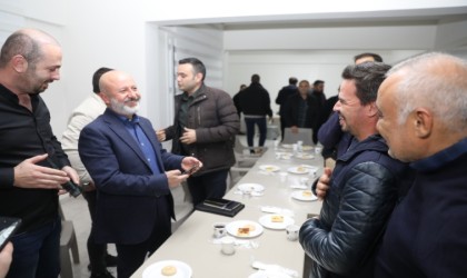 Başkan Çolakbayrakdar ve vatandaş arasında tebessüm dolu diyalog