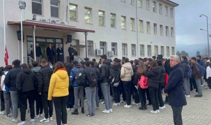 Bayrak töreninde şehitler için saygı duruşu