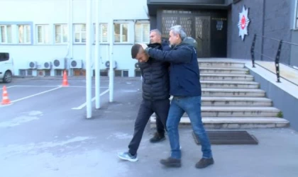 Bıçakladığı çalışanı otomobil ile taşıdı; kaza yapınca yakalandı