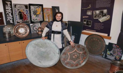 Bir kenara atılan bakırlarla terapi görüp, hem de yenileyerek hayata katıyorlar