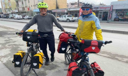 Bisikletleriyle dünya turuna çıkan İsviçreli çift Konyada mola verdi