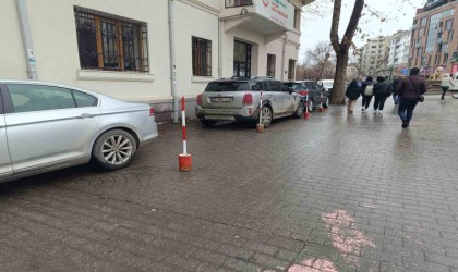 Boş olması gereken alana sürücüler araçlarını park ediyor