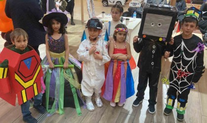 Bu kostümleri minikler geri dönüşüm malzemelerinden üretti