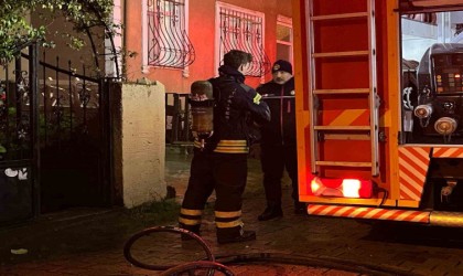 Bulaşık makinesinde çıkan yangına müdahale ederken dumandan etkilendi