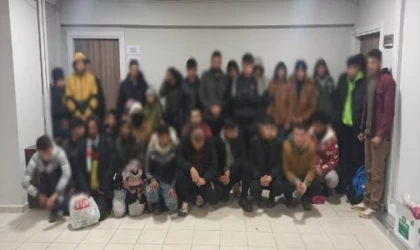 Bursa’da durdurulan 2 minibüste, 2’si organizatör 47 kaçak göçmen yakalandı