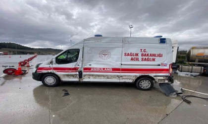 Bursada hastaneden dönen ambulansa tır çarptı