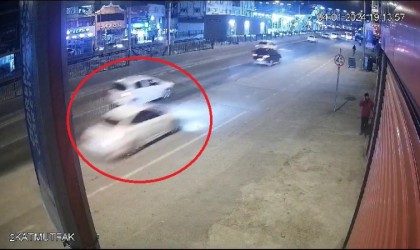 Bursada kontrolden çıkan otomobilin dükkana daldığı anlar kamerada