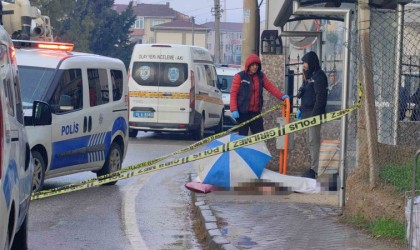 Bursada yere düşen adam hayatını kaybetti, cenazeyi şemsiye ile korudular