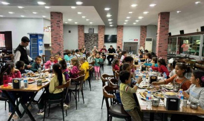 Çadırda kalan çocuklara kebap ikram edildi