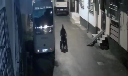 Çaldığı yürüme engellinin akülü tekerlekli sandalyesiyle gezip, hurda topladı