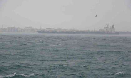 Çanakkale Boğazı kötü hava şartları ve akıntı nedeniyle transit gemi geçişlerine kapatıldı