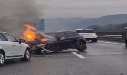 Çarpışan 2 otomobilden 1’i yandı, sürücü aracından çıkarak kurtuldu