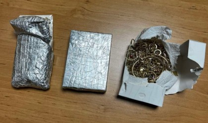 Ceketinin cebine koyduğu kaçak altınlar sınırı geçemedi