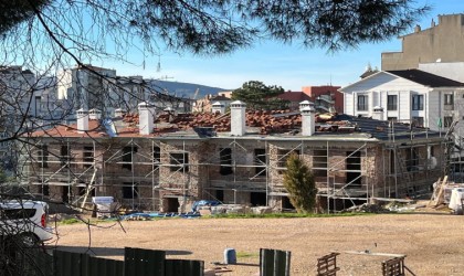 Çürüyen tarihi yapının önce çatısı yapıldı