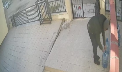 Damacana üzerinde duran su parasına göz dikti