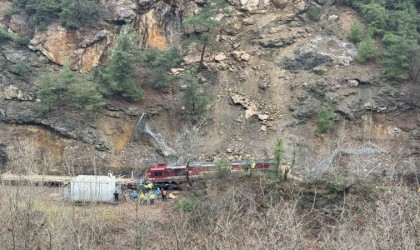 Demir yolunu kapatan kayalar ile raydan çıkan lokomotifi kaldırma çalışmaları sürüyor