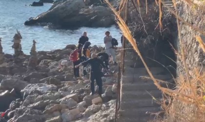 Deniz manzarası izlerken kayalıklardan düştü