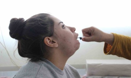 Depremden bu yana konuşamayan genç kızın tek hayali, kendisini şırıngayla besleyen ailesine ‘anne ve ‘baba diyerek seslenebilmek