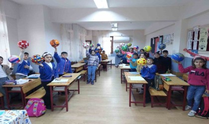 Depremzede öğrencilere karne hediyesi olarak 5 bin 650 top dağıttı