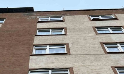 Diyarbakırda 2 çocuk annesi evde bıçaklanmış halde ölü bulundu