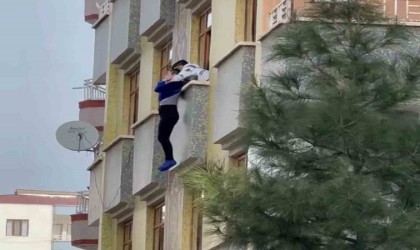 Diyarbakırda 3üncü kattan kendini bırakmaya çalışan kadın böyle kurtarıldı