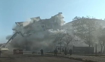 Diyarbakır’da ağır hasarlı bina, yıkım sırasında çöktü