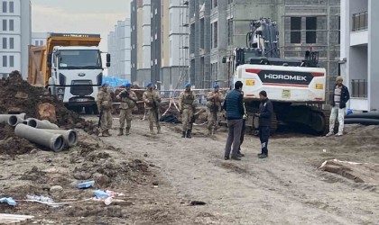 Diyarbakırda kamyon altında kalan işçi hayatını kaybetti