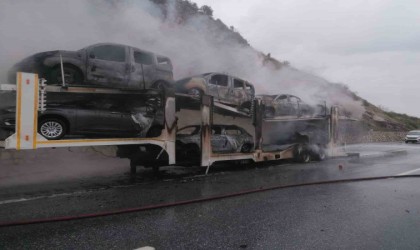 Dorsesinde 8 sıfır otomobilin bulunduğu tır yandı