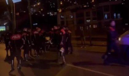 ’Dur’ ihtarına uymayan otomobili takibe alan motosikletli 2 polis, bariyere çarpıp yaralandı