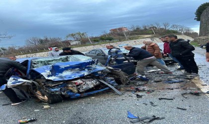 Düzcede iki otomobil kafa kafaya çarpıştı: 1 ölü, 3 yaralı