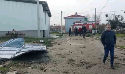 Edirnede hortum çatıları uçurdu, ağaç ve direkleri devirdi