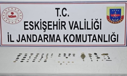 Elinde bulundurduğu 74 parça tarihi eseri satmak isterken suçüstü yakalandı
