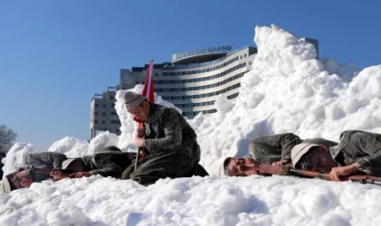 Erciyes’ten getirilen karların üzerinde Sarıkamış şehitleri anıldı