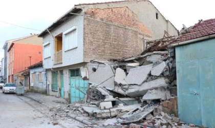 Eskişehir’de iki katlı boş bina çöktü