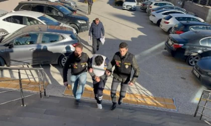 Evinde boynu kırılmış cesedi bulundu (2)