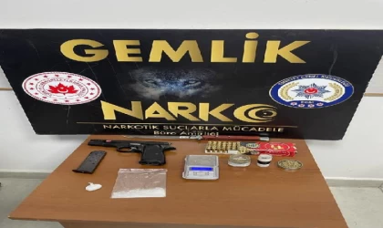 Evinin önünde park halindeki otomobilinde yakalanan uyuşturucu satıcısı tutuklandı