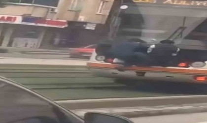 Gaziantepte tramvayın arkasına tutunan iki çocuk canlarını hiçe saydı