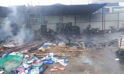 Gedizde hurdalıkta çıkan yangın hasara neden oldu