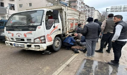 Geri manevra yapan kamyonetin çarptığı kadın yaralandı