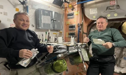 Gezeravcı’dan uzayda yemek paylaşımı