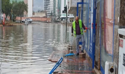 Göle dönen İskenderun Sahili’nde su çekiliyor