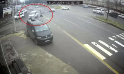 Hafif ticari aracın çarptığı yaya öldü; kaza anı kamerada