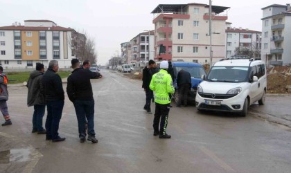 Hafif ticari araçlar çarpıştı: 2 yaralı