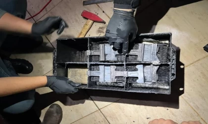 Hafif ticari araçtaki TIR akülerinden 22 kilo esrar çıktı