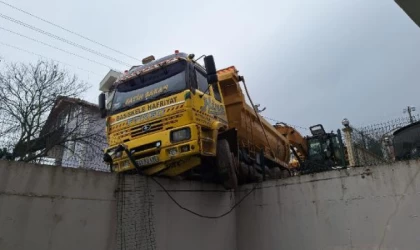 Hafriyat kamyonu, istinat duvarında asılı kaldı
