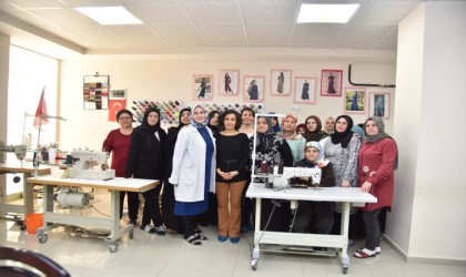 Hem meslek öğreniyor, hem de ev ekonomisine destek sağlıyorlar