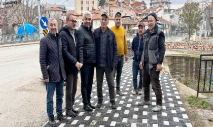 Hisarcıkta kaldırımlara döşenen siyah beyaz dekoratif parke taşları görsel güzellik sunuyor