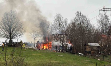 İki katlı ev alev alev yandı: Ekipler olay yerine koşarak geldi